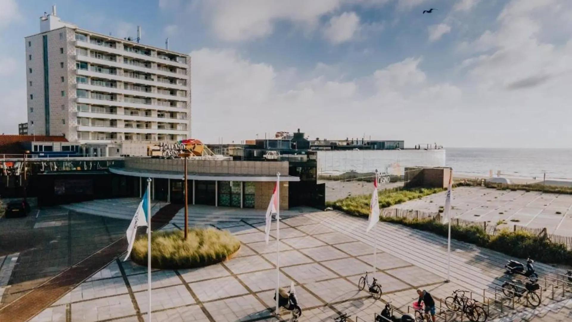 Blue Shell With Private Parking Garage Apartment Zandvoort