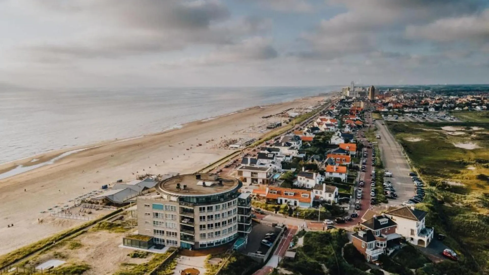 Blue Shell With Private Parking Garage Apartment Zandvoort